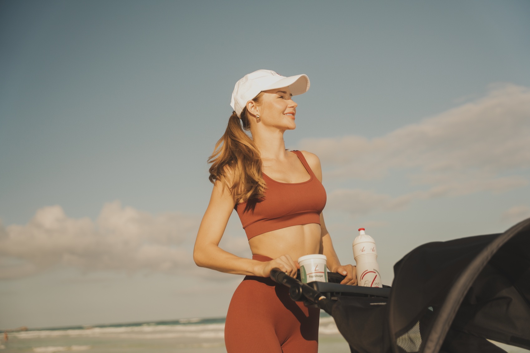 Sportliche Frau am Strand – Vitalität und Wohlbefinden