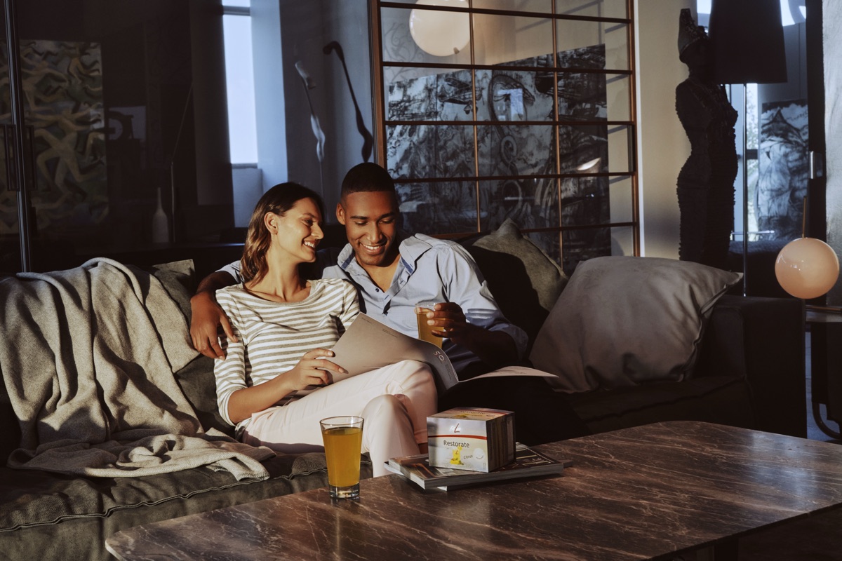 Paar entspannt zuhause – Wohlbefinden und Regeneration mit FitLine